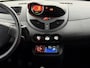 Renault Twingo 1.2-16V Authentique Inruilauto’s tegen vaste prijzen. Voor meer info: 0638140850 Bij de verkoop van gebruikte voertuigen door CD-Cars wordt geen standaard garantie verstrekt. De koper aanvaardt het voertuig in de staat waarin het zich bevindt op het moment van aankoop