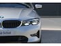 BMW 3-Serie 320i Executive Edition - Stoelverwarming - HUD - LED - Navi - Cruise - PDC - Klimaat Achter - Rijklaar