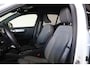 Volvo XC40 T5 Recharge Plus Dark - IntelliSafe Assist & Surround - Harman/Kardon audio - Parkeercamera achter - Verwarmde voorstoelen & stuur - Parkeersensoren voor & achter - Elektr. bedienb. voorstoelen met geheugen links - Draadloze tel. lader - Extra getint glas - Inklapbare trekhaak - 19' LMV