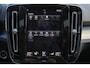 Volvo XC40 T5 Recharge Plus Dark - IntelliSafe Assist & Surround - Harman/Kardon audio - Parkeercamera achter - Verwarmde voorstoelen & stuur - Parkeersensoren voor & achter - Elektr. bedienb. voorstoelen met geheugen links - Draadloze tel. lader - Extra getint glas - Inklapbare trekhaak - 19' LMV