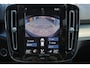 Volvo XC40 T5 Recharge Plus Dark - IntelliSafe Assist & Surround - Harman/Kardon audio - Parkeercamera achter - Verwarmde voorstoelen & stuur - Parkeersensoren voor & achter - Elektr. bedienb. voorstoelen met geheugen links - Draadloze tel. lader - Extra getint glas - Inklapbare trekhaak - 19' LMV