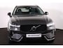 Volvo XC60 T8 Recharge AWD Plus Dark - Panorama/schuifdak - IntelliSafe Assist & Surround - Harman/Kardon audio - Adaptieve LED koplampen - Parkeercamera achter - Verwarmde voorstoelen, stuur & achterbank - Parkeersensoren voor & achter - Elektr. bedienb. voorstoelen met geheugen - Draadloze tel. lader - Extra getint glas - Inklapbare trekhaak - 19' LMV