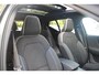Volvo XC40 B4 Plus Dark | Adaptive Cruise & Pilot Assist | Panoramadak | Trekhaak | Park Assist & Camera Achter | Verwarmbare voorstoelen en stuurwiel | Premium audio by Harman Kardon | Apple carplay/Android auto | Keyless