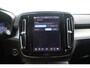 Volvo XC40 B4 Plus Dark | Adaptive Cruise & Pilot Assist | Panoramadak | Trekhaak | Park Assist & Camera Achter | Verwarmbare voorstoelen en stuurwiel | Premium audio by Harman Kardon | Apple carplay/Android auto | Keyless