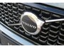 Volvo XC40 B4 Plus Dark | Adaptive Cruise & Pilot Assist | Panoramadak | Trekhaak | Park Assist & Camera Achter | Verwarmbare voorstoelen en stuurwiel | Premium audio by Harman Kardon | Apple carplay/Android auto | Keyless