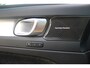 Volvo XC40 B4 Plus Dark | Adaptive Cruise & Pilot Assist | Panoramadak | Trekhaak | Park Assist & Camera Achter | Verwarmbare voorstoelen en stuurwiel | Premium audio by Harman Kardon | Apple carplay/Android auto | Keyless