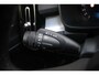 Volvo XC40 B4 Plus Dark | Adaptive Cruise & Pilot Assist | Panoramadak | Trekhaak | Park Assist & Camera Achter | Verwarmbare voorstoelen en stuurwiel | Premium audio by Harman Kardon | Apple carplay/Android auto | Keyless