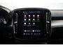 Volvo XC40 B4 Plus Dark | Adaptive Cruise & Pilot Assist | Panoramadak | Trekhaak | Park Assist & Camera Achter | Verwarmbare voorstoelen en stuurwiel | Premium audio by Harman Kardon | Apple carplay/Android auto | Keyless