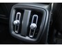 Volvo XC40 B4 Plus Dark | Adaptive Cruise & Pilot Assist | Panoramadak | Trekhaak | Park Assist & Camera Achter | Verwarmbare voorstoelen en stuurwiel | Premium audio by Harman Kardon | Apple carplay/Android auto | Keyless