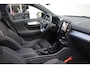 Volvo XC40 B4 Plus Dark | Adaptive Cruise & Pilot Assist | Panoramadak | Trekhaak | Park Assist & Camera Achter | Verwarmbare voorstoelen en stuurwiel | Premium audio by Harman Kardon | Apple carplay/Android auto | Keyless
