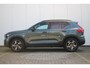 Volvo XC40 B4 Plus Dark | Adaptive Cruise & Pilot Assist | Panoramadak | Trekhaak | Park Assist & Camera Achter | Verwarmbare voorstoelen en stuurwiel | Premium audio by Harman Kardon | Apple carplay/Android auto | Keyless