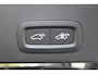Volvo XC40 B4 Plus Dark | Adaptive Cruise & Pilot Assist | Panoramadak | Trekhaak | Park Assist & Camera Achter | Verwarmbare voorstoelen en stuurwiel | Premium audio by Harman Kardon | Apple carplay/Android auto | Keyless
