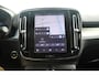 Volvo XC40 B4 Plus Dark | Adaptive Cruise & Pilot Assist | Panoramadak | Trekhaak | Park Assist & Camera Achter | Verwarmbare voorstoelen en stuurwiel | Premium audio by Harman Kardon | Apple carplay/Android auto | Keyless