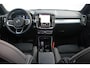 Volvo XC40 B4 Plus Dark | Adaptive Cruise & Pilot Assist | Panoramadak | Trekhaak | Park Assist & Camera Achter | Verwarmbare voorstoelen en stuurwiel | Premium audio by Harman Kardon | Apple carplay/Android auto | Keyless