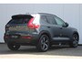 Volvo XC40 B4 Plus Dark | Adaptive Cruise & Pilot Assist | Panoramadak | Trekhaak | Park Assist & Camera Achter | Verwarmbare voorstoelen en stuurwiel | Premium audio by Harman Kardon | Apple carplay/Android auto | Keyless