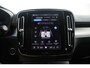 Volvo XC40 B4 Plus Dark | Adaptive Cruise & Pilot Assist | Panoramadak | Trekhaak | Park Assist & Camera Achter | Verwarmbare voorstoelen en stuurwiel | Premium audio by Harman Kardon | Apple carplay/Android auto | Keyless