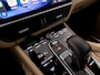 Porsche Cayenne 3.0 E-Hybrid Sport 463Pk (SPORTCHRONO PAKKET, LUCHTVERING, SOH 95%, BLACK PACK, APPLE CARPLAY, MEMORY SEATS, STOELVERWARMING, GETINT GLAS, CAMERA, NIEUWSTAAT)