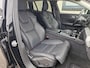 Volvo V60 T6 Plug-in hybrid AWD Plus Dark | Apple carplay | Stoel en stuurverwarming | Camera | Enz (SOH) 100 % en Leder-pakket (contourstoelen, hemelbekleding donker, luxe lederen/stof bekleding, sportstuur)