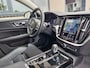 Volvo V60 T6 Plug-in hybrid AWD Plus Dark | Apple carplay | Stoel en stuurverwarming | Camera | Enz (SOH) 100 % en Leder-pakket (contourstoelen, hemelbekleding donker, luxe lederen/stof bekleding, sportstuur)