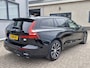 Volvo V60 T6 Plug-in hybrid AWD Plus Dark | Apple carplay | Stoel en stuurverwarming | Camera | Enz (SOH) 100 % en Leder-pakket (contourstoelen, hemelbekleding donker, luxe lederen/stof bekleding, sportstuur)