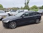 Volvo V60 T6 Plug-in hybrid AWD Plus Dark | Apple carplay | Stoel en stuurverwarming | Camera | Enz (SOH) 100 % en Leder-pakket (contourstoelen, hemelbekleding donker, luxe lederen/stof bekleding, sportstuur)
