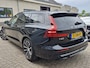 Volvo V60 T6 Plug-in hybrid AWD Plus Dark | Apple carplay | Stoel en stuurverwarming | Camera | Enz (SOH) 100 % en Leder-pakket (contourstoelen, hemelbekleding donker, luxe lederen/stof bekleding, sportstuur)