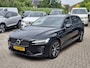 Volvo V60 T6 Plug-in hybrid AWD Plus Dark | Apple carplay | Stoel en stuurverwarming | Camera | Enz (SOH) 100 % en Leder-pakket (contourstoelen, hemelbekleding donker, luxe lederen/stof bekleding, sportstuur)