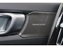Volvo EX40 Extended Range Ultra 82 kWh - Panorama/schuifdak - IntelliSafe Assist & Surround - Harman/Kardon audio - Parkeercamera achter - Verwarmde voorstoelen & stuur - Parkeersensoren voor & achter - Draadloze tel. lader  - Warmtepomp - Extra getint glas - 20' LMV