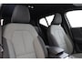 Volvo XC40 B4 (M-HYBRID) PLUS DARK -HARMAN/KARDON|CAMERA|ADAP.CRUISE|POWER-SEATS|VERW.VOORRUIT|PRIVACY.GLAS|TREKHAAK|18"