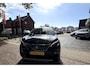 Peugeot 3008 130 Pk Benzine Zeer Luxe * Navigatie * Zwart Lederen Interieur met Elektrisch verst. stoelen met massage functie * Trekhaak * Dab+ Radio * Climate & Cruise Control * Vingerhoets; Vierde Generatie Eersteklas Service. Al meer dan 100 jaar een begrip in de Brabantse Kempen