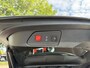 Peugeot 3008 130 Pk Benzine Zeer Luxe * Navigatie * Zwart Lederen Interieur met Elektrisch verst. stoelen met massage functie * Trekhaak * Dab+ Radio * Climate & Cruise Control * Vingerhoets; Vierde Generatie Eersteklas Service. Al meer dan 100 jaar een begrip in de Brabantse Kempen