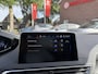 Peugeot 3008 130 Pk Benzine Zeer Luxe * Navigatie * Zwart Lederen Interieur met Elektrisch verst. stoelen met massage functie * Trekhaak * Dab+ Radio * Climate & Cruise Control * Vingerhoets; Vierde Generatie Eersteklas Service. Al meer dan 100 jaar een begrip in de Brabantse Kempen