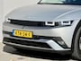 Hyundai Ioniq 5 Connect+ Limited 84 kWh / Fabrieksgarantie tot 06-2030 / SOH 99,1% / Warmtepomp CCS Snel laden / 1.600 kg Trekgewicht / Stoel en stuurverwarming / All Season Banden / Elektrische voorstoelen / Navigatie / Apple Carplay & Android Auto / Achteruitrijcamera / Rondom sensoren /