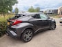 Toyota C-HR / C-HR+ 1.8 Hybrid Adventure, Trekhaak, Park sens V+A, Navi, Stuur + Stoel verwarming