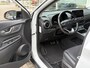 Hyundai Kona Electric EV Premium 64 kWh / 204 PK / Warmtepomp / Apple-Carplay & Android-Auto / Stoelverwarming en -Verkoeling / Stuurverwarming / Adaptieve Cruise-Control / Elektr. Verstelbare-Stoelen / DAB Radio-Bluetooth / Navi / Dodehoek-Detectie / Climate-Control / PDC Camera-Achter / Keyless / 17'' LMV / All-Seasons / ENZ.