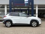 Hyundai Kona Electric EV Premium 64 kWh / 204 PK / Warmtepomp / Apple-Carplay & Android-Auto / Stoelverwarming en -Verkoeling / Stuurverwarming / Adaptieve Cruise-Control / Elektr. Verstelbare-Stoelen / DAB Radio-Bluetooth / Navi / Dodehoek-Detectie / Climate-Control / PDC Camera-Achter / Keyless / 17'' LMV / All-Seasons / ENZ.