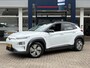 Hyundai Kona Electric EV Premium 64 kWh / 204 PK / Warmtepomp / Apple-Carplay & Android-Auto / Stoelverwarming en -Verkoeling / Stuurverwarming / Adaptieve Cruise-Control / Elektr. Verstelbare-Stoelen / DAB Radio-Bluetooth / Navi / Dodehoek-Detectie / Climate-Control / PDC Camera-Achter / Keyless / 17'' LMV / All-Seasons / ENZ.