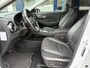 Hyundai Kona Electric EV Premium 64 kWh / 204 PK / Warmtepomp / Apple-Carplay & Android-Auto / Stoelverwarming en -Verkoeling / Stuurverwarming / Adaptieve Cruise-Control / Elektr. Verstelbare-Stoelen / DAB Radio-Bluetooth / Navi / Dodehoek-Detectie / Climate-Control / PDC Camera-Achter / Keyless / 17'' LMV / All-Seasons / ENZ.