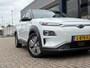 Hyundai Kona Electric EV Premium 64 kWh / 204 PK / Warmtepomp / Apple-Carplay & Android-Auto / Stoelverwarming en -Verkoeling / Stuurverwarming / Adaptieve Cruise-Control / Elektr. Verstelbare-Stoelen / DAB Radio-Bluetooth / Navi / Dodehoek-Detectie / Climate-Control / PDC Camera-Achter / Keyless / 17'' LMV / All-Seasons / ENZ.