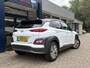 Hyundai Kona Electric EV Premium 64 kWh / 204 PK / Warmtepomp / Apple-Carplay & Android-Auto / Stoelverwarming en -Verkoeling / Stuurverwarming / Adaptieve Cruise-Control / Elektr. Verstelbare-Stoelen / DAB Radio-Bluetooth / Navi / Dodehoek-Detectie / Climate-Control / PDC Camera-Achter / Keyless / 17'' LMV / All-Seasons / ENZ.