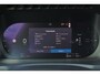 Volvo XC90 T8 Recharge AWD Ultimate Bright - Panorama/schuifdak - IntelliSafe Assist & Surround - 360º Camera - Harman/Kardon audio - Adaptieve LED koplampen - Verwarmde voorstoelen, stuur & achterbank - Parkeersensoren voor & achter - Elektr. bedienb. voorstoelen met geheugen - Draadloze tel. lader - Extra getint glas - Inklapbare trekhaak - 20' LMV
