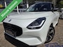 Suzuki Swift 1.2 Style Smart Hybrid | Automaat / Nieuw model | Parelmoer / Carplay / Clima / Two-Tone
