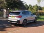 BMW iX1 xDrive30 67 kWh Panoramadak | Camera | Sfeerverlichting | Apple Carplay | Sportstoelen | NL-Auto |