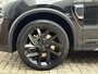 Lynk & Co 01 1.5 PHEV 261pk | Blackline | Zwarte hemel | Rolhoes | 360 camera | Panoramadak | 20 inch velgen | Adaptieve cruise | Navigatie | CarPlay | Keyless | LED | DAB | Infinity | Stoelverwarming | Elektrische achterklep | Volledig dealeronderhouden | Fabrieksgarantie