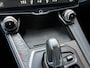 Lynk & Co 01 1.5 PHEV 261pk | Blackline | Zwarte hemel | Rolhoes | 360 camera | Panoramadak | 20 inch velgen | Adaptieve cruise | Navigatie | CarPlay | Keyless | LED | DAB | Infinity | Stoelverwarming | Elektrische achterklep | Volledig dealeronderhouden | Fabrieksgarantie