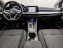 Volkswagen Golf 1.5 TSI Sport 150Pk Automaat (APPLE CARPLAY, GROOT NAVI, STUUR/STOELVERWARMING, SPORTSTOELEN, GETINT GLAS, SFEERVERLICHTING, KEYLESS, NIEUWSTAAT)