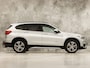 BMW X1 sDrive20i Executive 192Pk Automaat (NAVIGATIE, CLIMATE, TREKHAAK, SPORTSTOELEN, GETINT GLAS, PARKEERSENSOREN, NIEUWSTAAT)