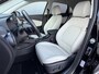 Hyundai Kona 1.6 GDI HEV Premium / Fabrieksgarantie t/m 09-2027 / Stoelverwarming / Lederen bekleding / Achteruitrijcamera / Apple CarPlay/Android Auto / Navigatiesysteem / Elektrische Stoelen / Keyless Entry/Start / Draadloze Telefoonlader /