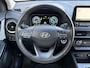 Hyundai Kona 1.6 GDI HEV Premium / Fabrieksgarantie t/m 09-2027 / Stoelverwarming / Lederen bekleding / Achteruitrijcamera / Apple CarPlay/Android Auto / Navigatiesysteem / Elektrische Stoelen / Keyless Entry/Start / Draadloze Telefoonlader /
