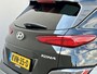 Hyundai Kona 1.6 GDI HEV Premium / Fabrieksgarantie t/m 09-2027 / Stoelverwarming / Lederen bekleding / Achteruitrijcamera / Apple CarPlay/Android Auto / Navigatiesysteem / Elektrische Stoelen / Keyless Entry/Start / Draadloze Telefoonlader /
